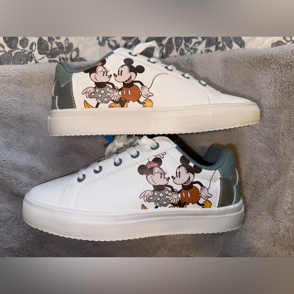 Children’s Mickey and friends sneakers size 4 - Picture 5 of 7